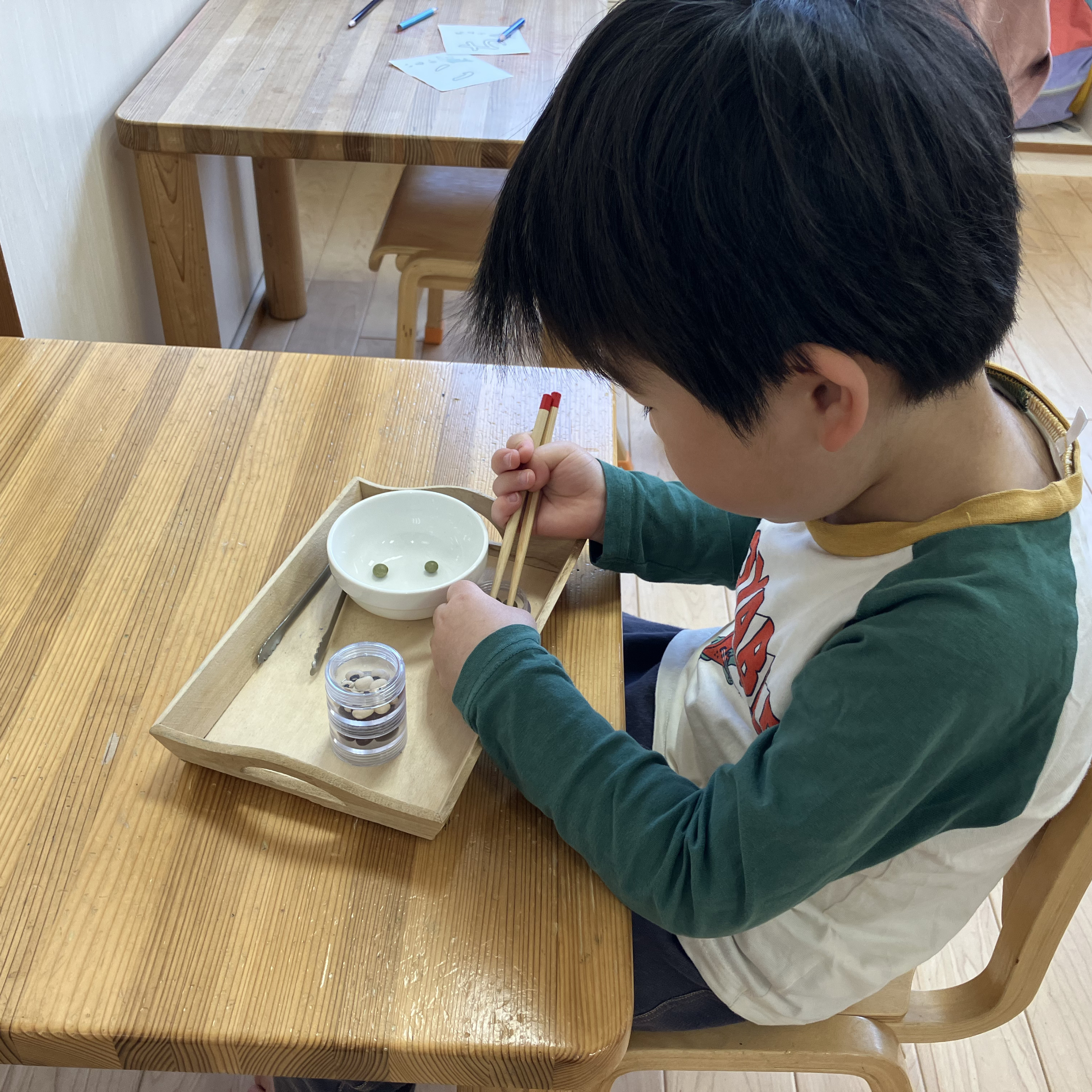 年長はピーラーを使って皮をむきます。