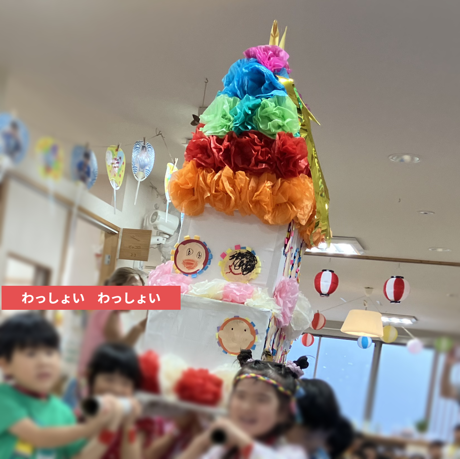 年長はピーラーを使って皮をむきます。