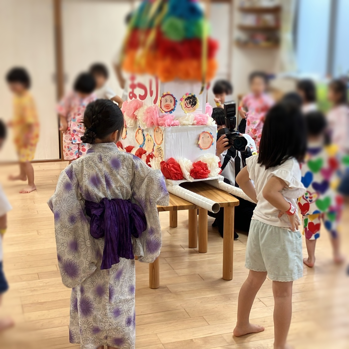 年長はピーラーを使って皮をむきます。