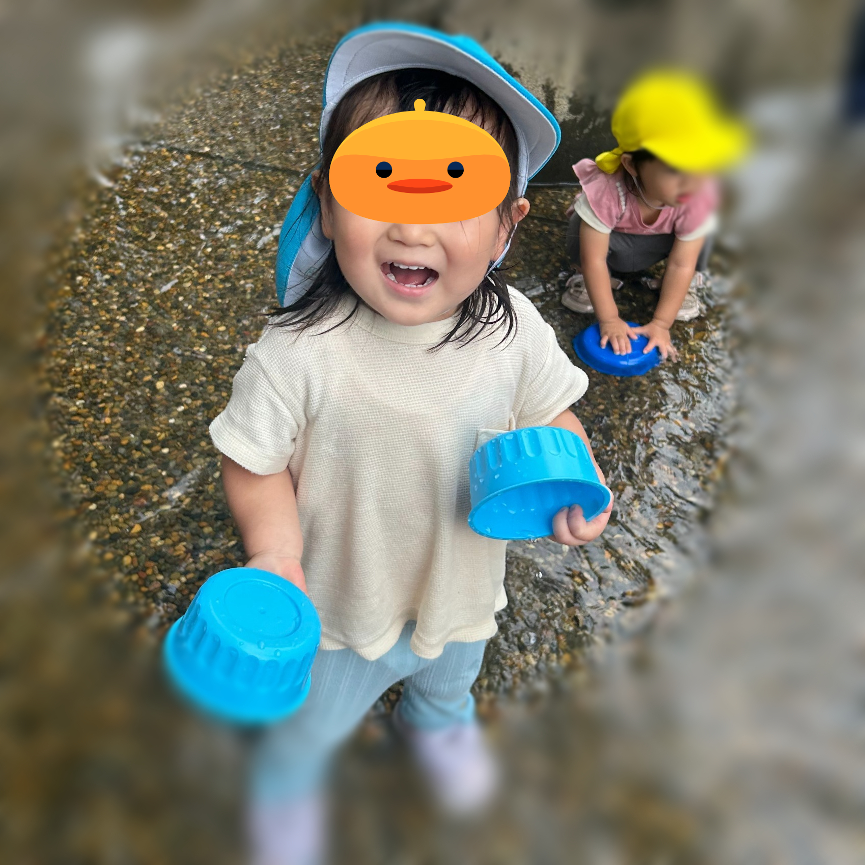 年長はピーラーを使って皮をむきます。