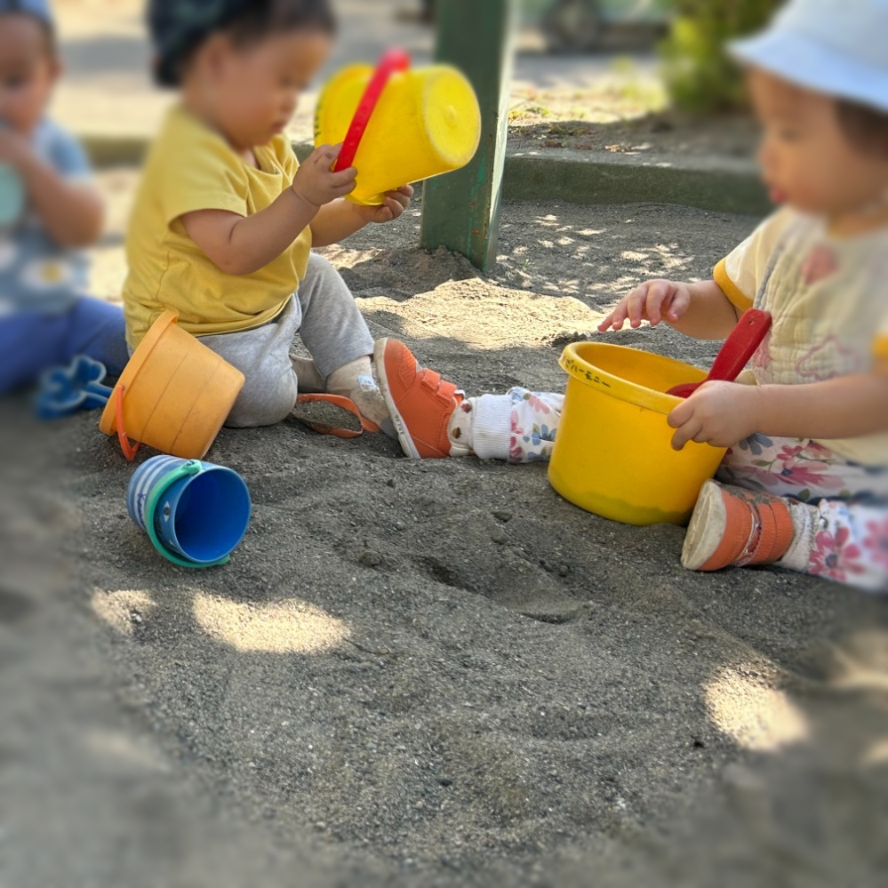 年長はピーラーを使って皮をむきます。