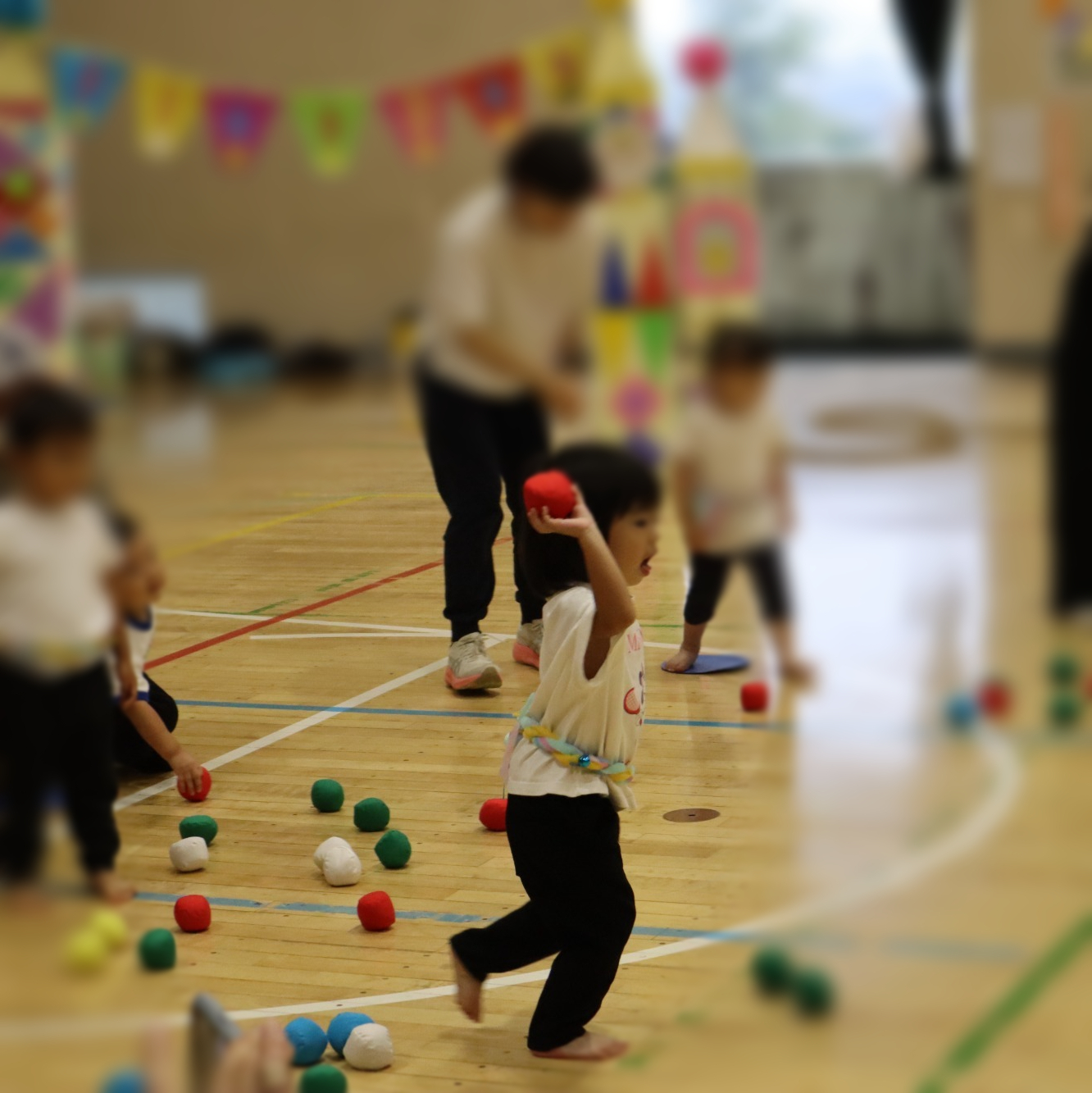 年長はピーラーを使って皮をむきます。