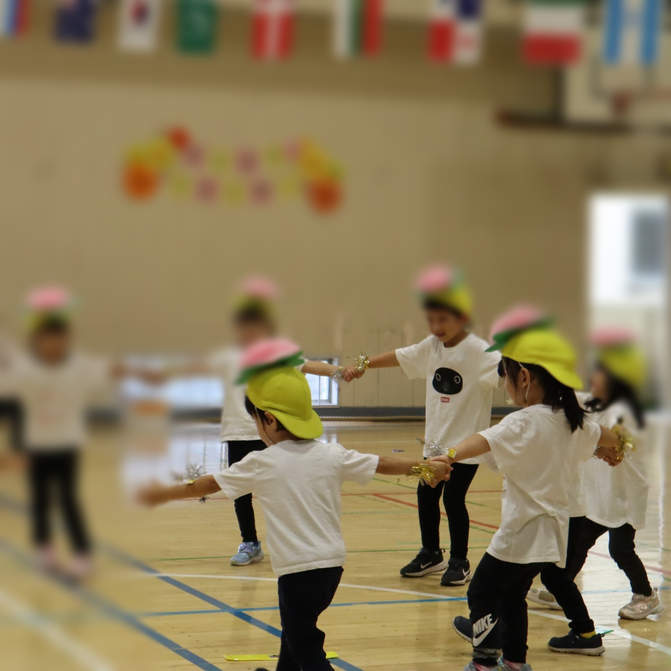 年長はピーラーを使って皮をむきます。