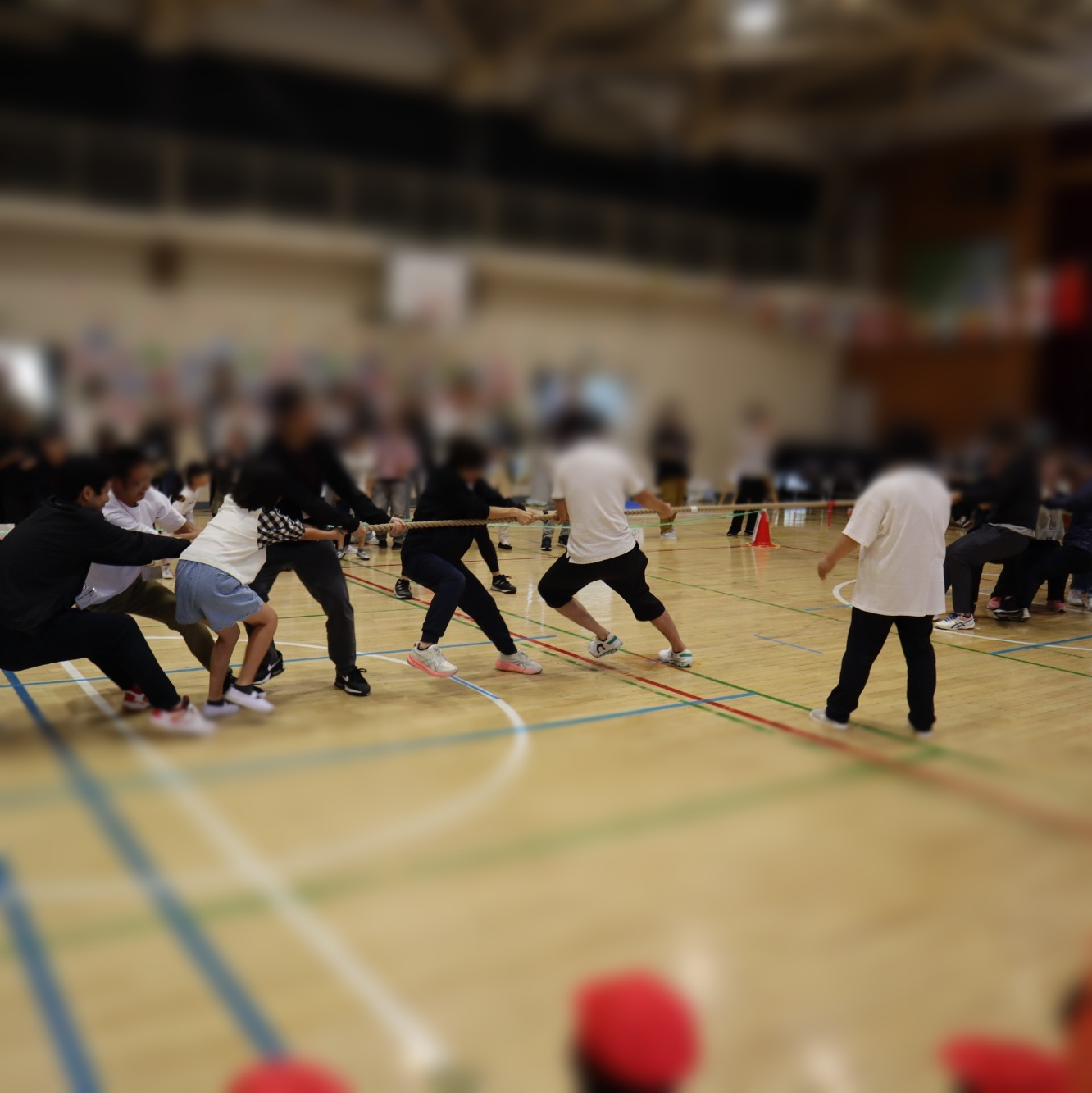 年長はピーラーを使って皮をむきます。