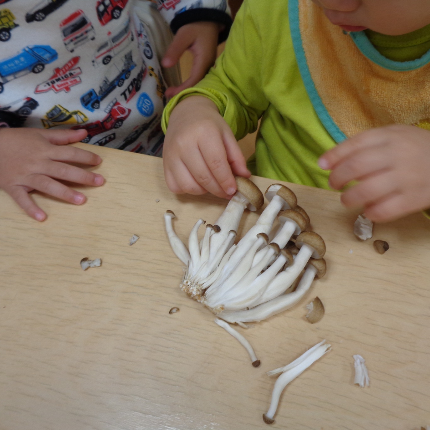 年長はピーラーを使って皮をむきます。