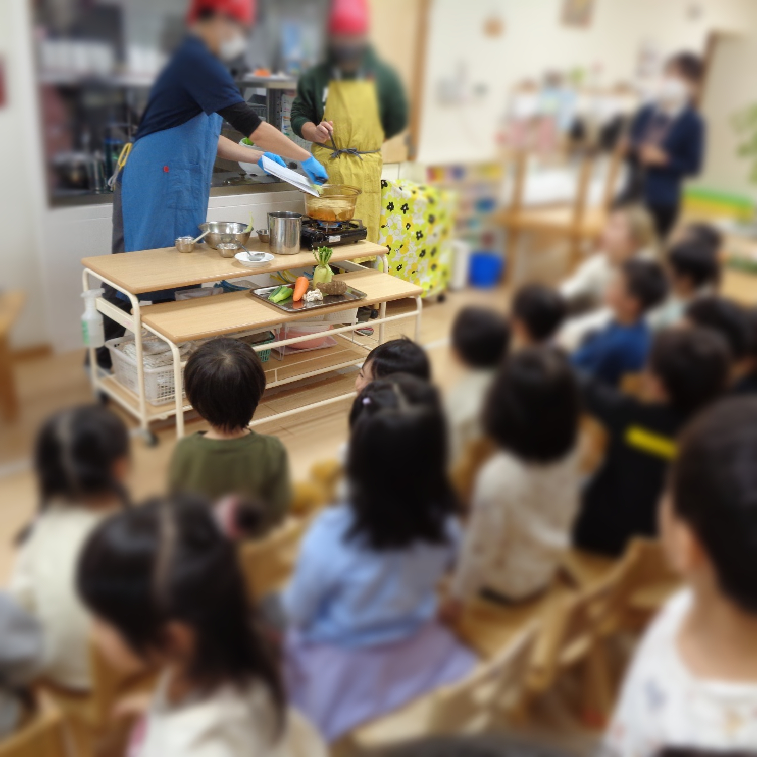 年長はピーラーを使って皮をむきます。