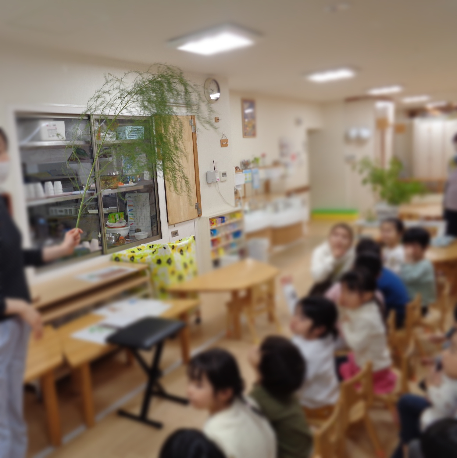 年長はピーラーを使って皮をむきます。