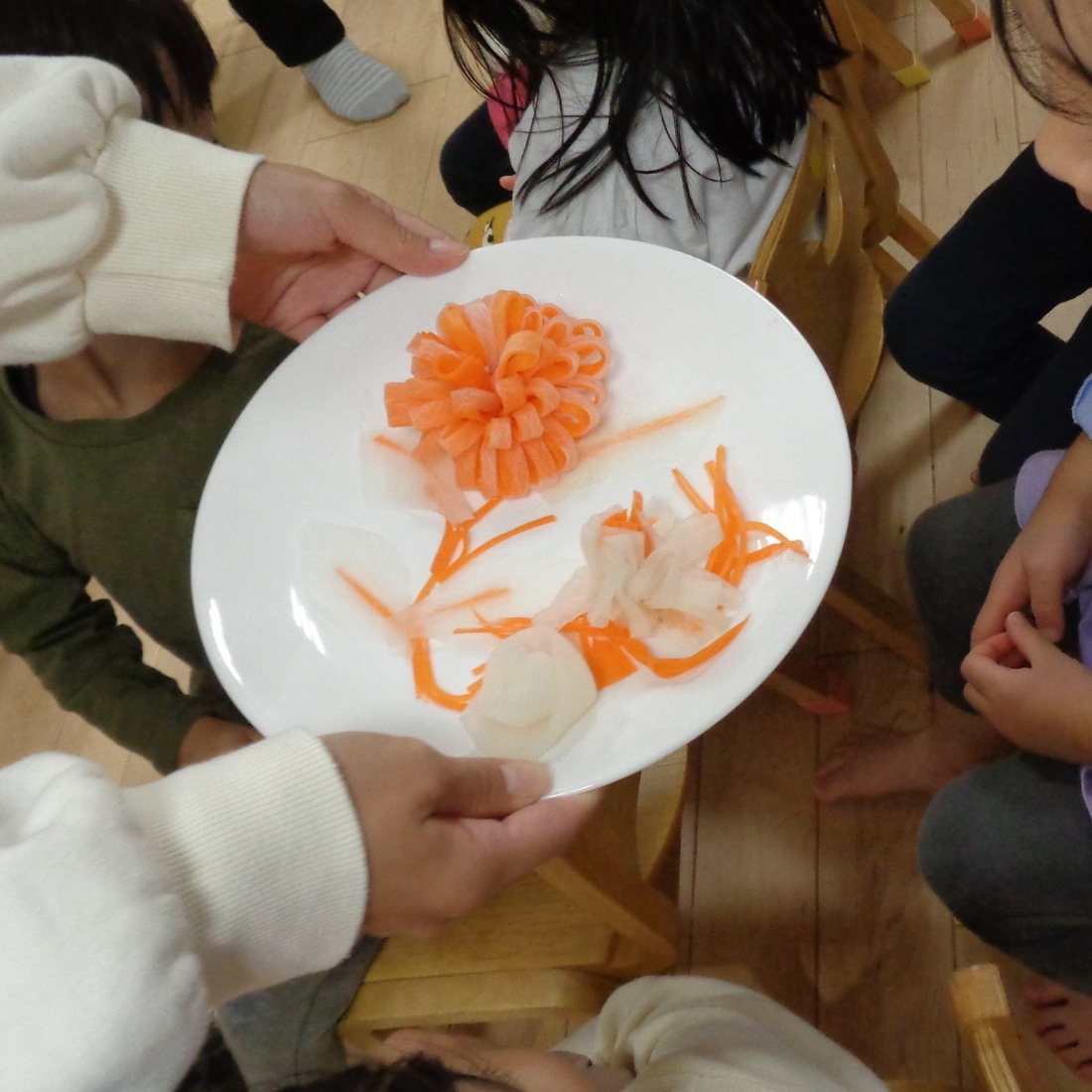 年長はピーラーを使って皮をむきます。